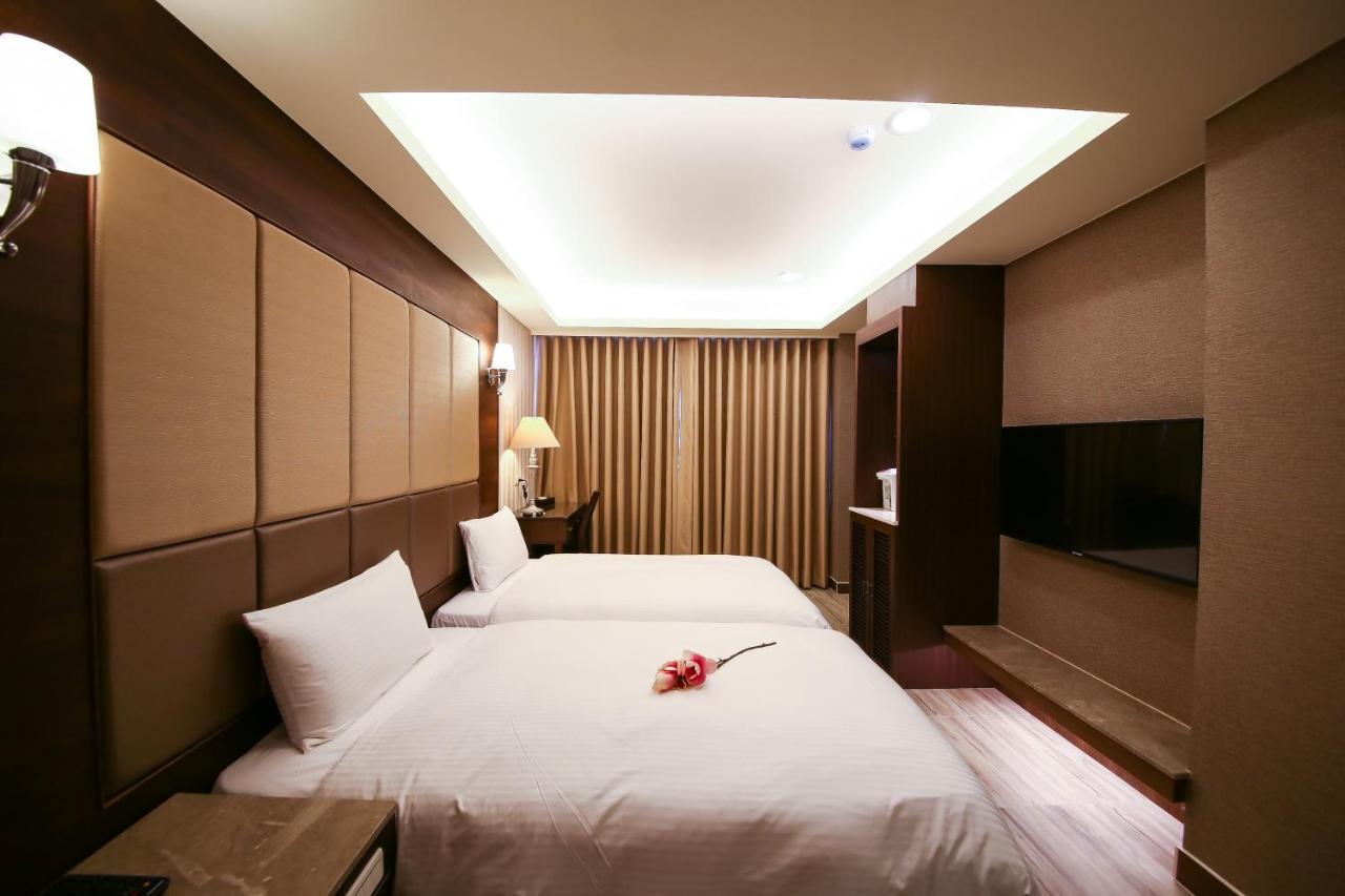 Maple Hotel Second Branch Tainan Exterior foto