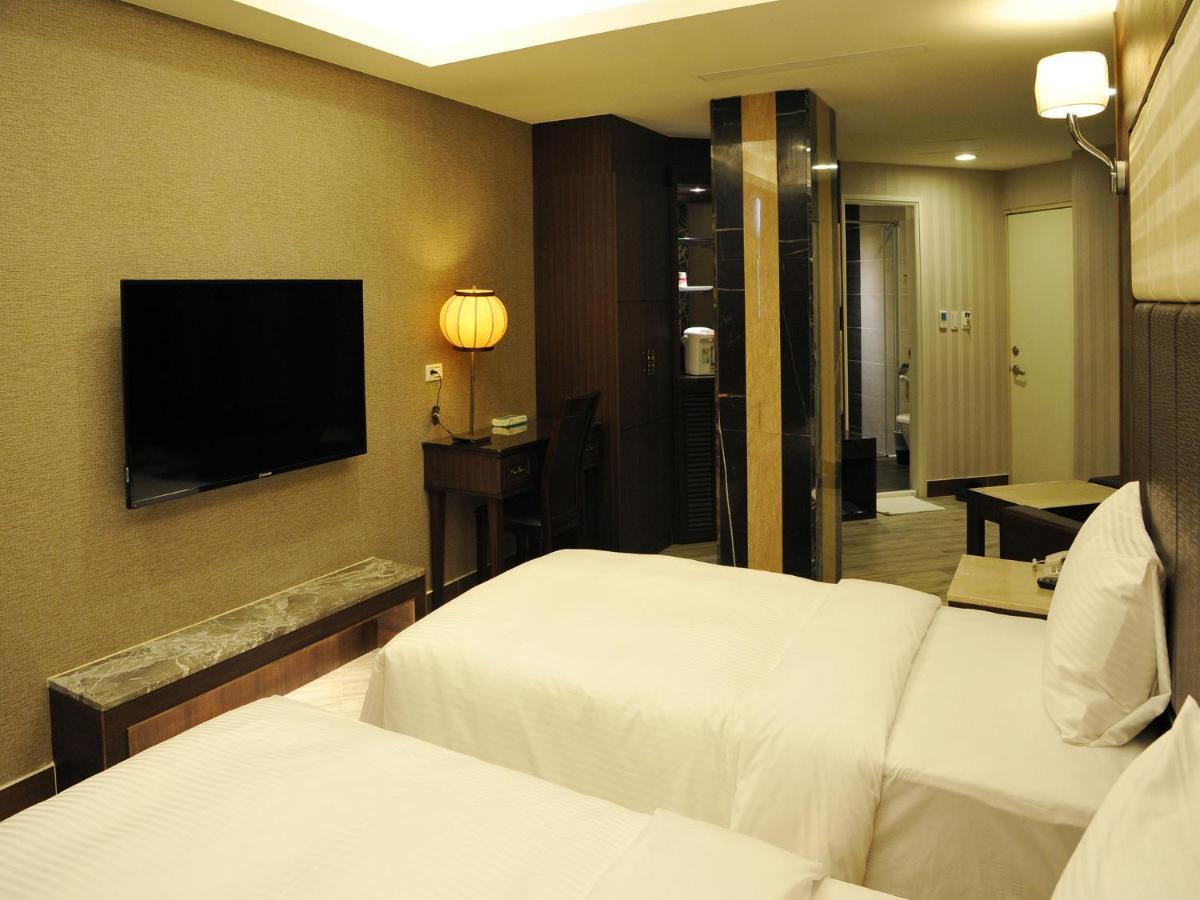 Maple Hotel Second Branch Tainan Exterior foto