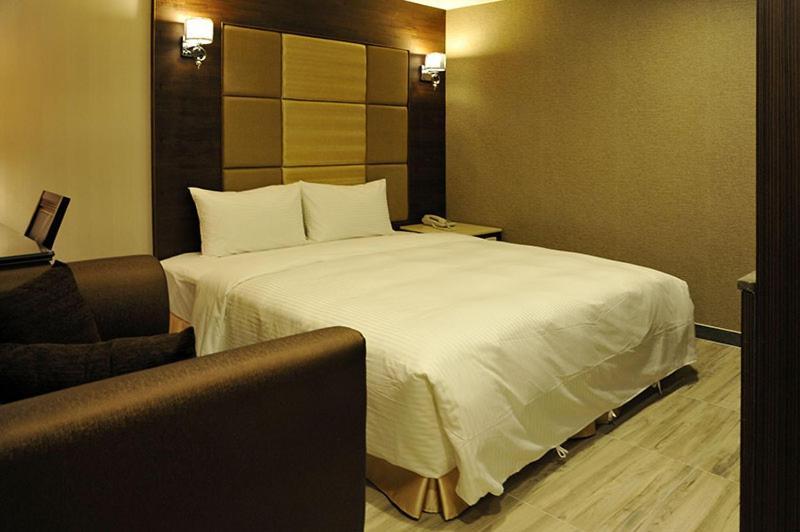 Maple Hotel Second Branch Tainan Exterior foto